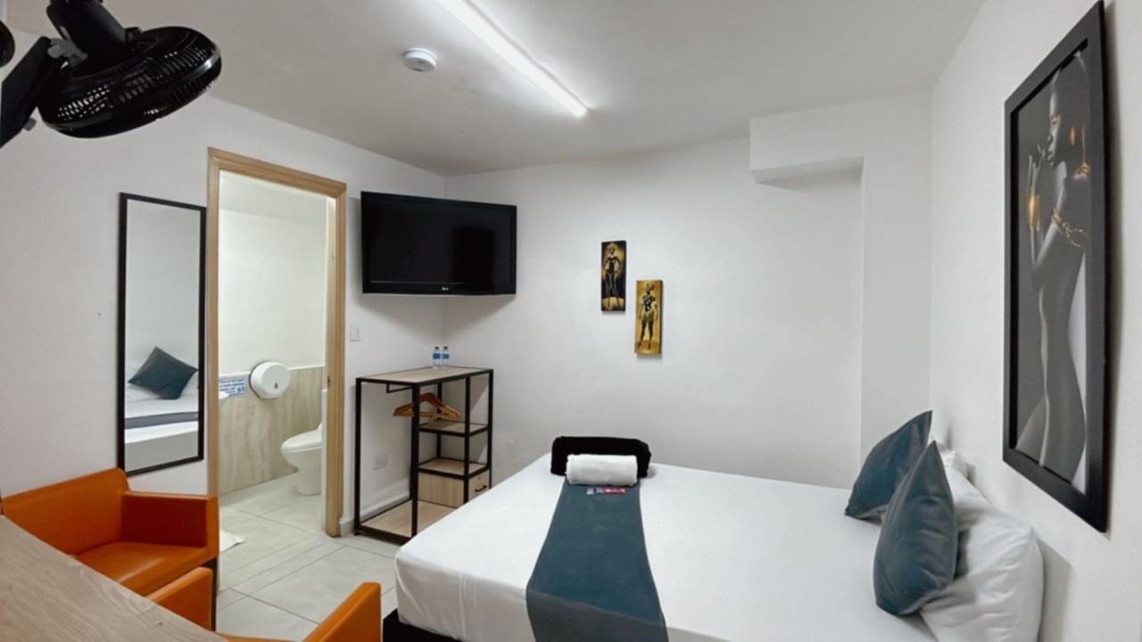 Lleras Place Hotel Medellin Bagian luar foto